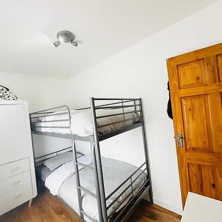 Beautiful Home In London With Easy Access To Central London サットン エクステリア 写真