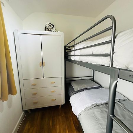 Beautiful Home In London With Easy Access To Central London サットン エクステリア 写真