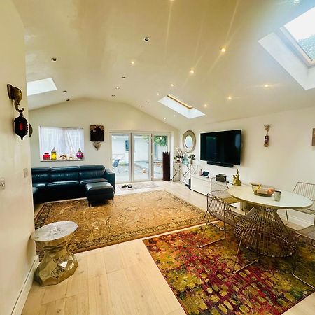 Beautiful Home In London With Easy Access To Central London サットン エクステリア 写真