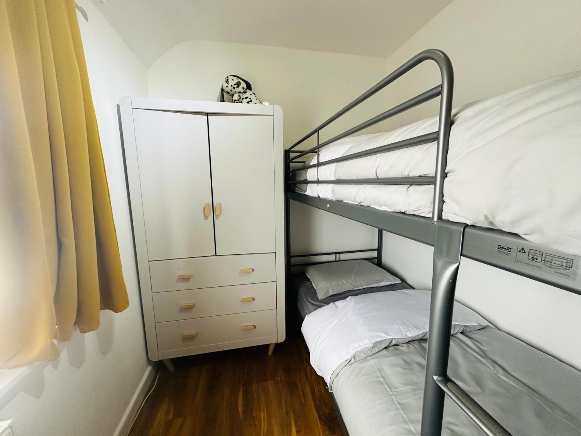 Beautiful Home In London With Easy Access To Central London サットン エクステリア 写真