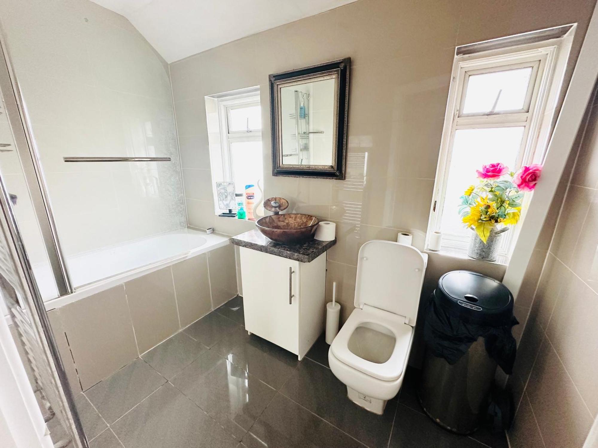 Beautiful Home In London With Easy Access To Central London サットン エクステリア 写真