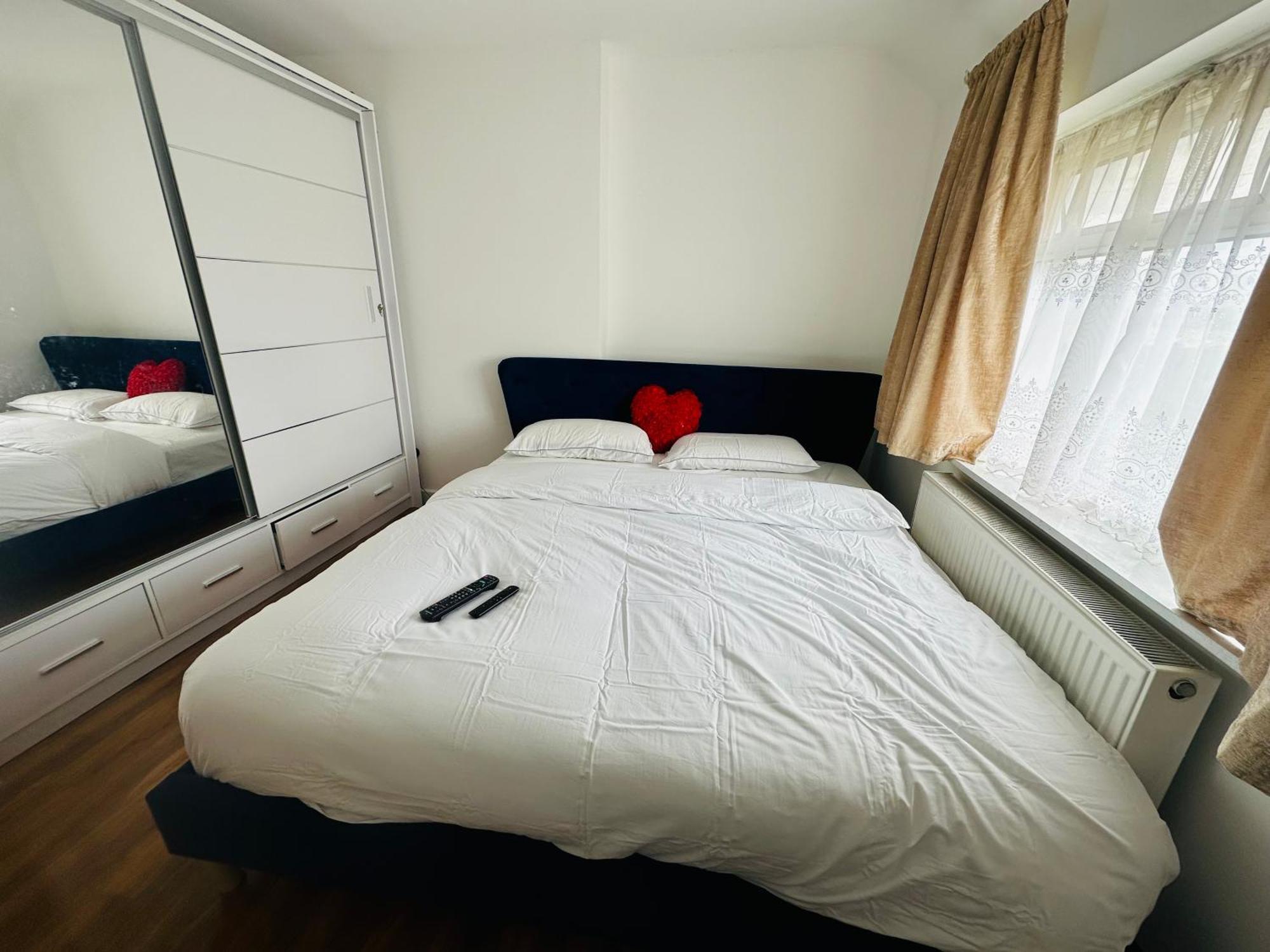 Beautiful Home In London With Easy Access To Central London サットン エクステリア 写真