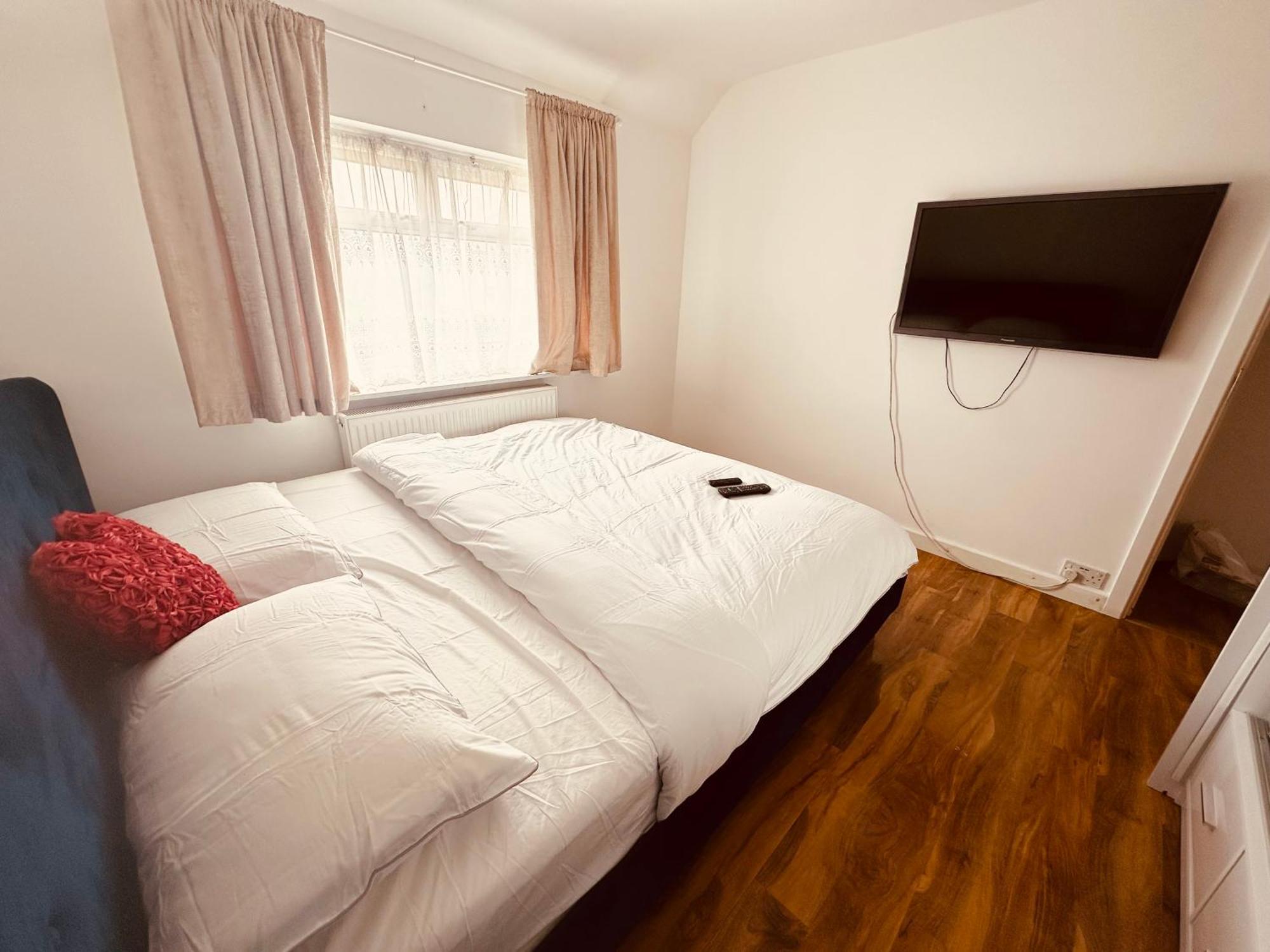 Beautiful Home In London With Easy Access To Central London サットン エクステリア 写真