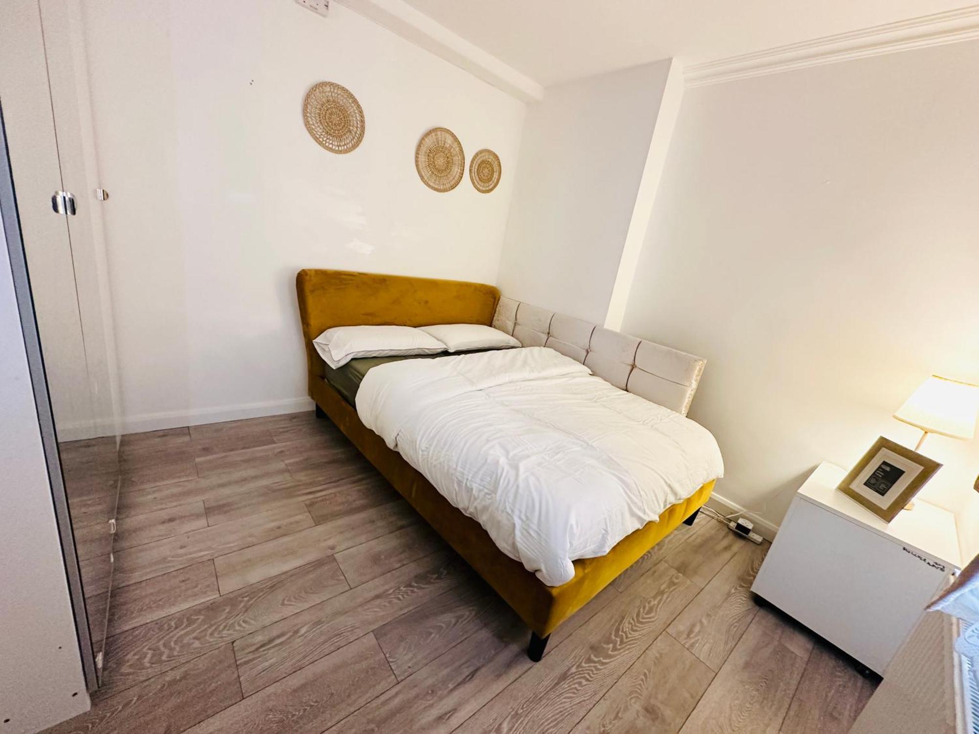 Beautiful Home In London With Easy Access To Central London サットン エクステリア 写真