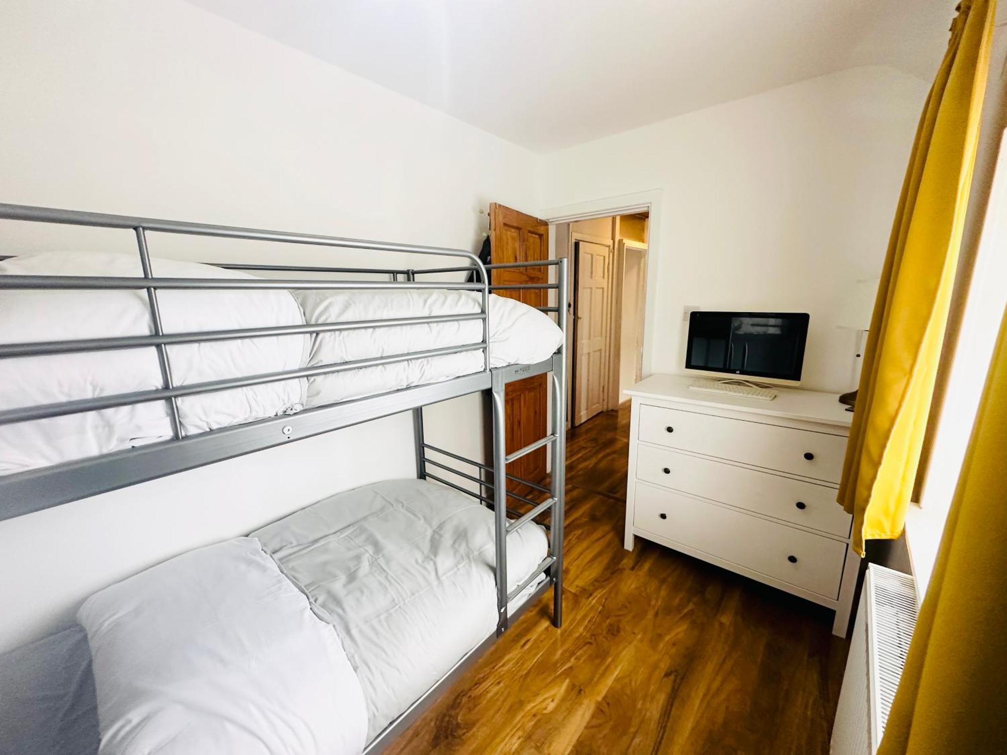 Beautiful Home In London With Easy Access To Central London サットン エクステリア 写真