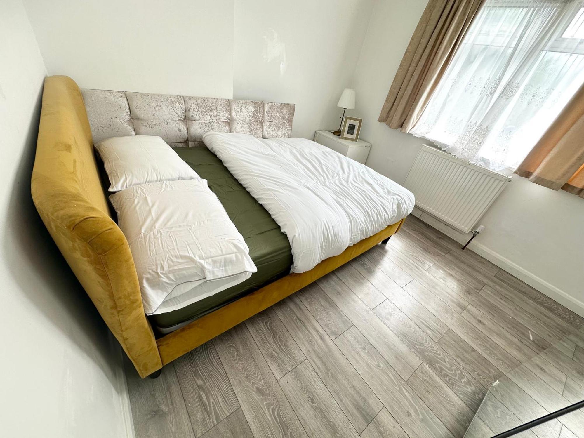 Beautiful Home In London With Easy Access To Central London サットン エクステリア 写真
