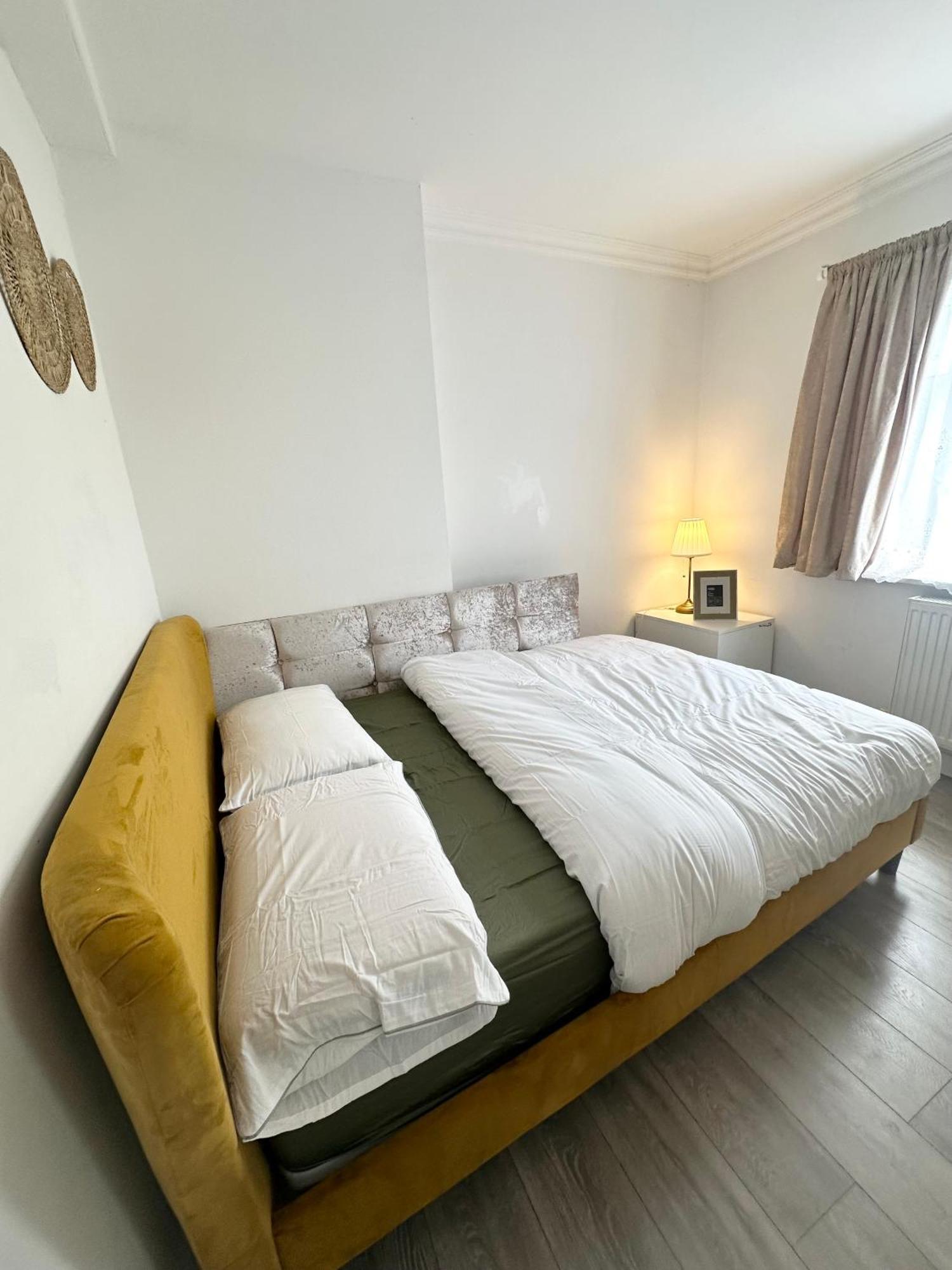 Beautiful Home In London With Easy Access To Central London サットン エクステリア 写真