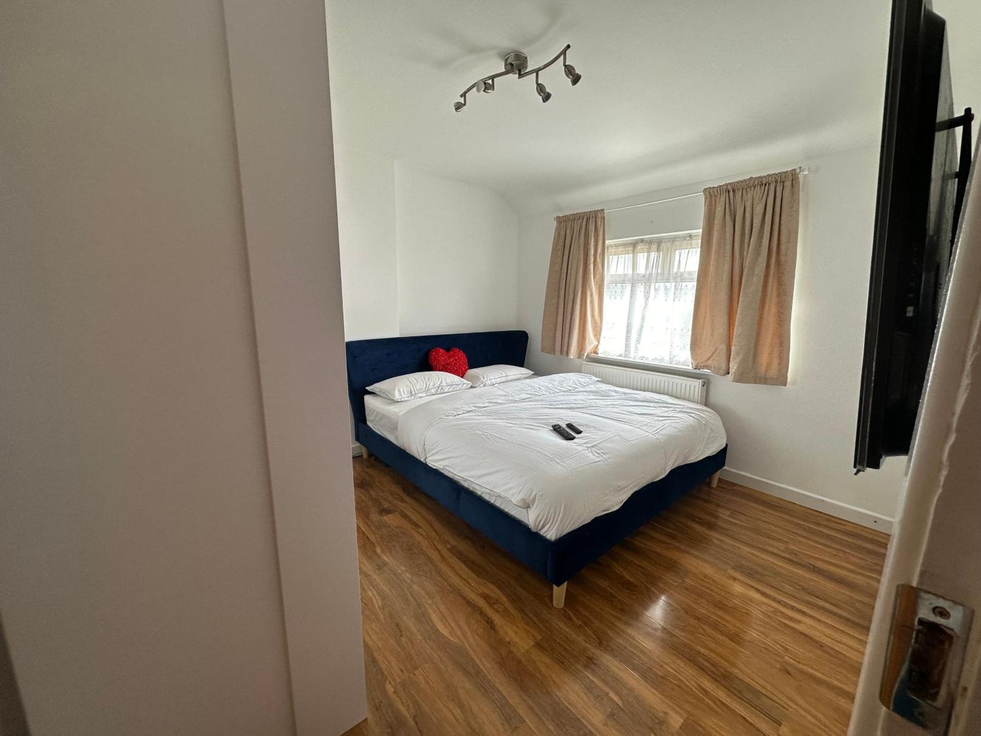Beautiful Home In London With Easy Access To Central London サットン エクステリア 写真