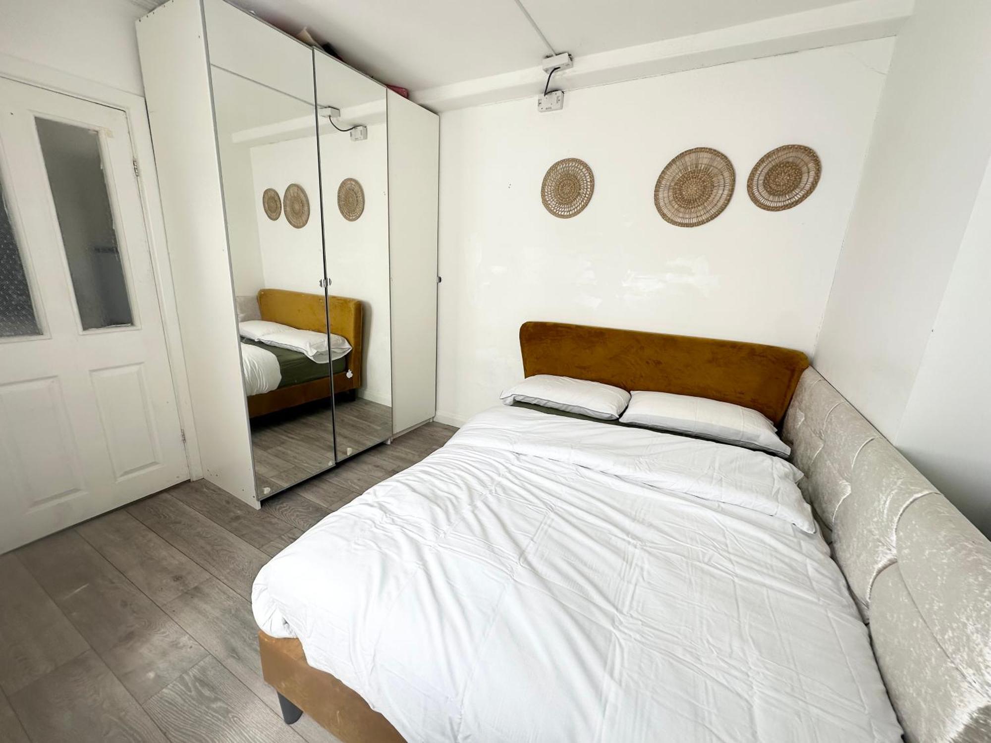 Beautiful Home In London With Easy Access To Central London サットン エクステリア 写真