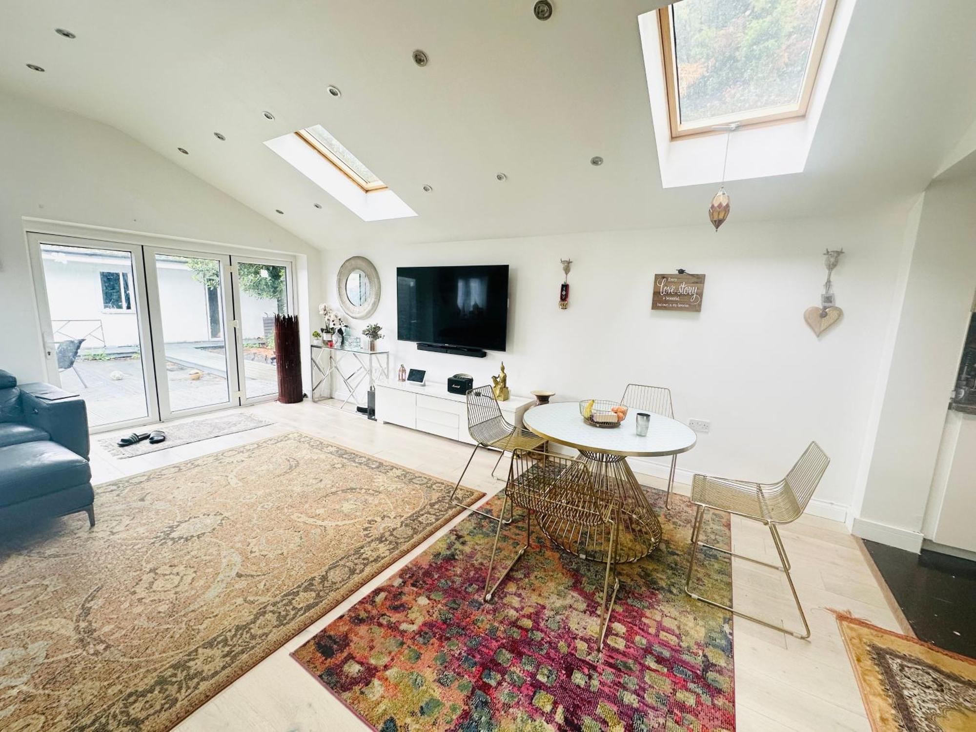 Beautiful Home In London With Easy Access To Central London サットン エクステリア 写真