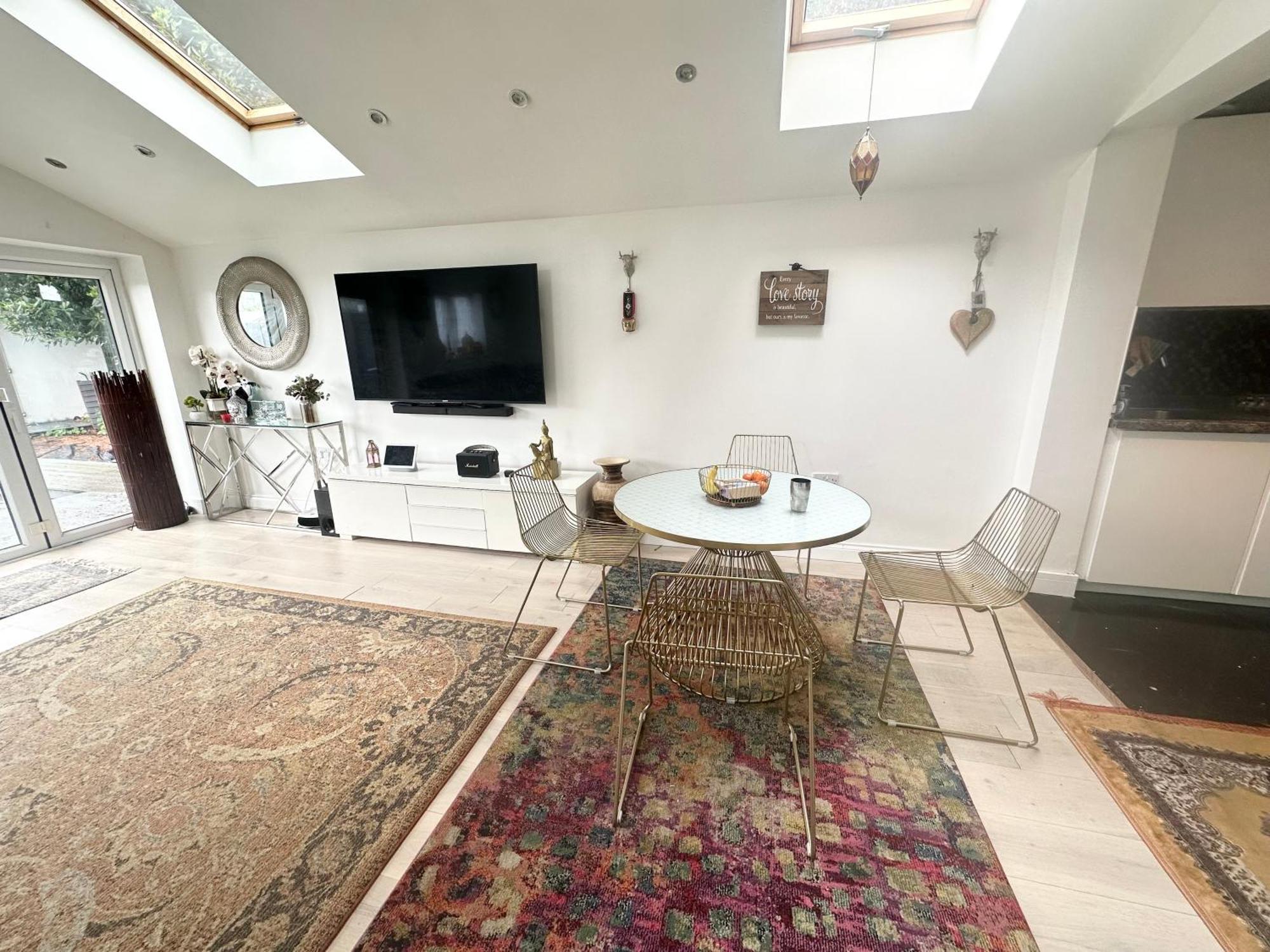 Beautiful Home In London With Easy Access To Central London サットン エクステリア 写真