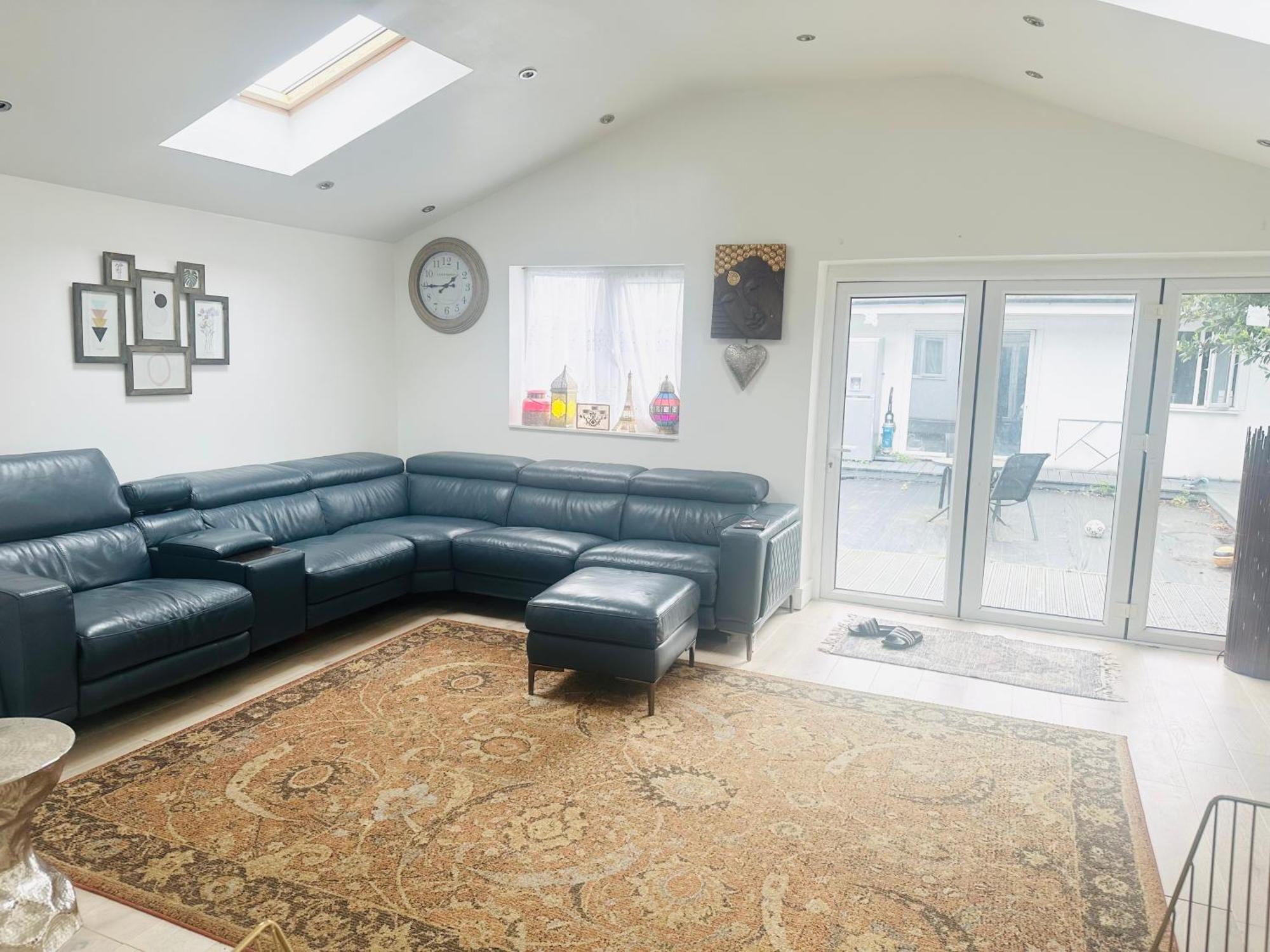 Beautiful Home In London With Easy Access To Central London サットン エクステリア 写真