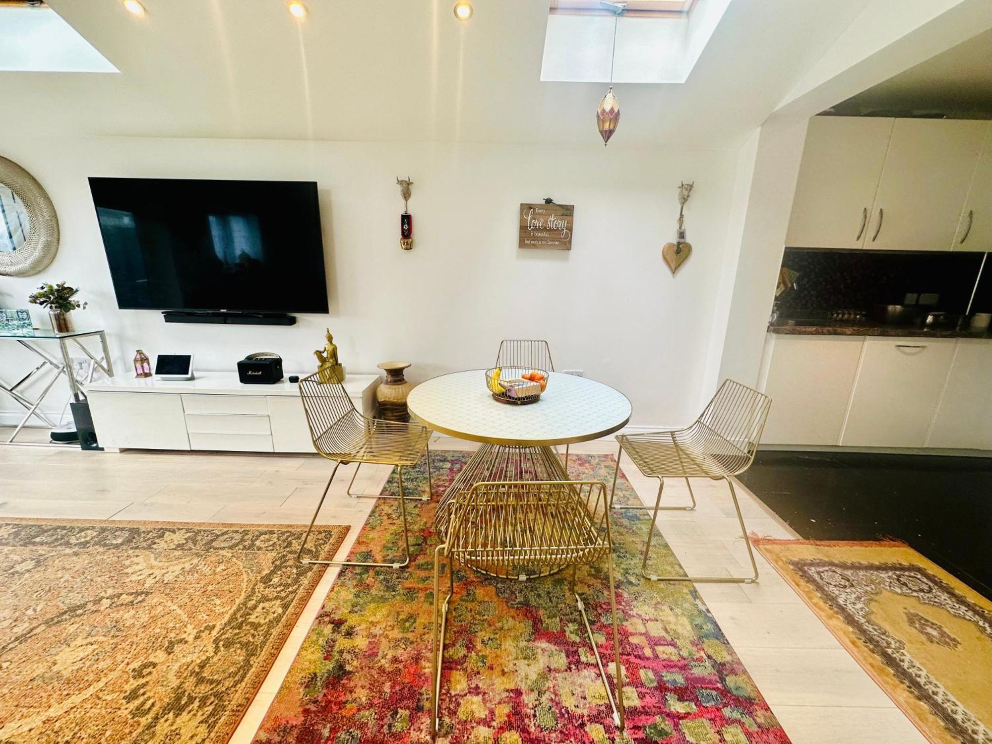 Beautiful Home In London With Easy Access To Central London サットン エクステリア 写真