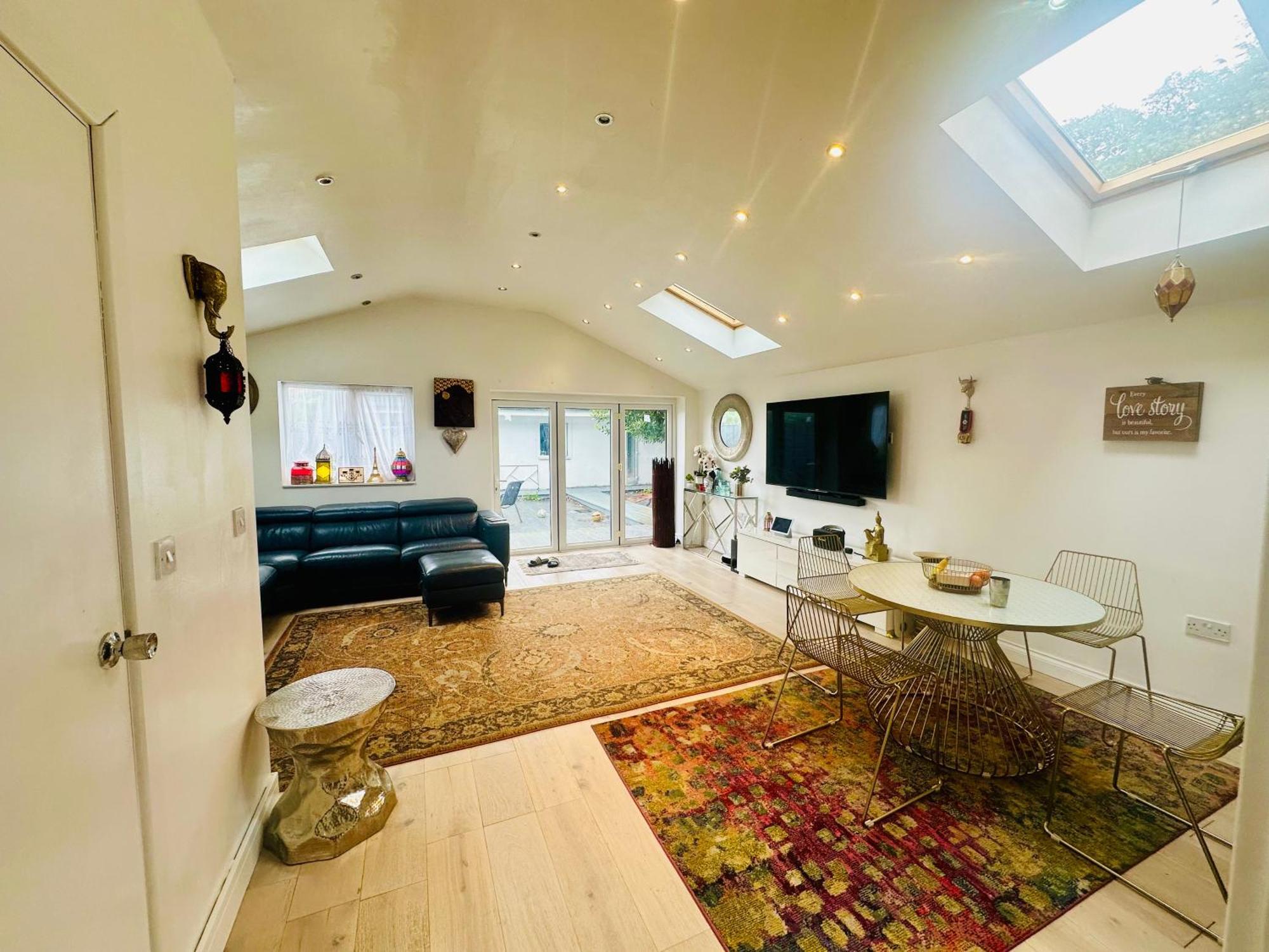 Beautiful Home In London With Easy Access To Central London サットン エクステリア 写真
