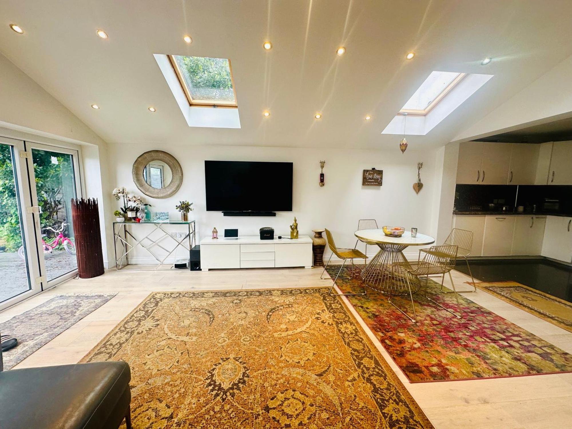 Beautiful Home In London With Easy Access To Central London サットン エクステリア 写真