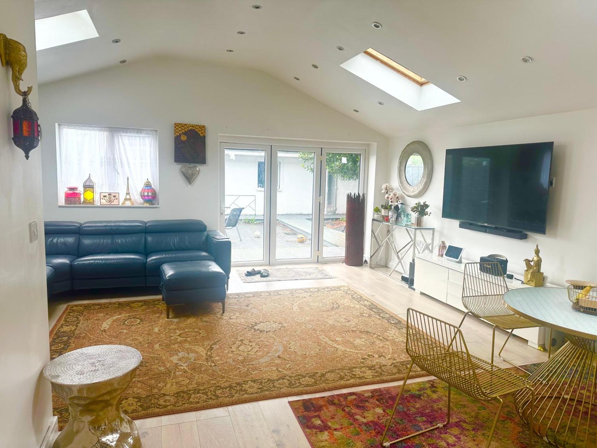 Beautiful Home In London With Easy Access To Central London サットン エクステリア 写真