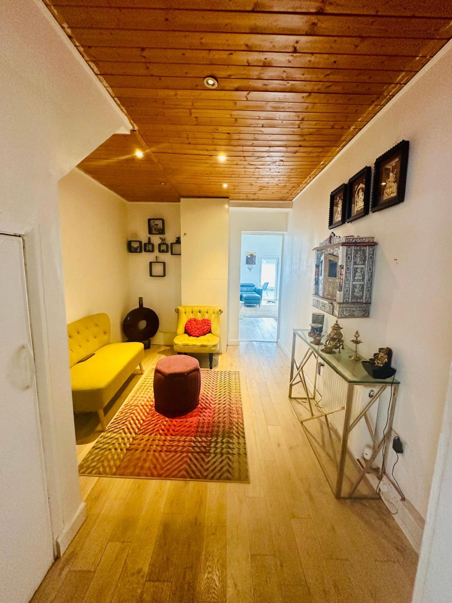 Beautiful Home In London With Easy Access To Central London サットン エクステリア 写真